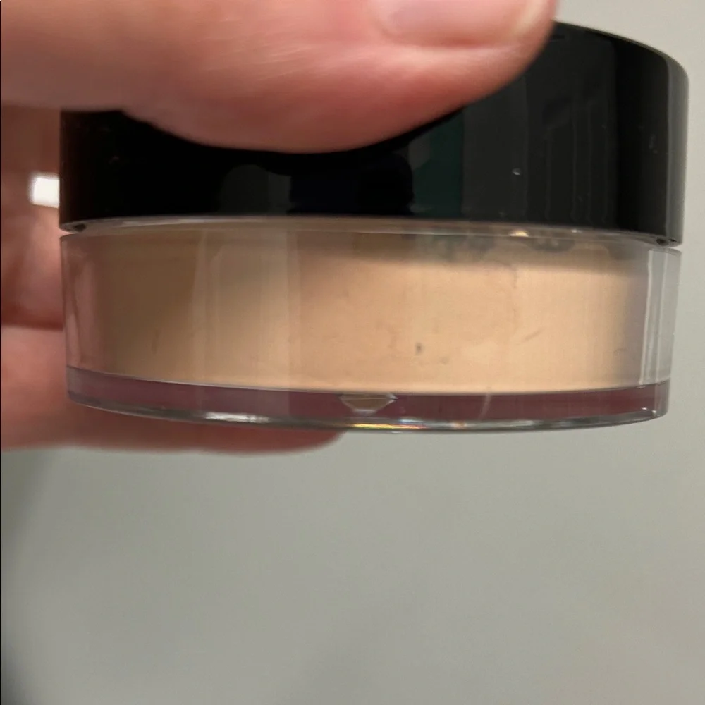 Bobbi Brown Sheer Finish Loose Powder - Soft Sand